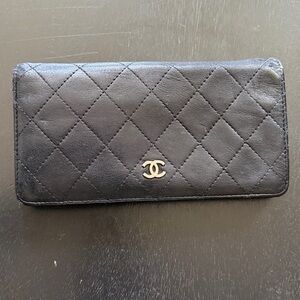 CHANEL Authentic Quilted Lambskin Leather Bifold Wallet